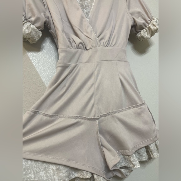 Altar’d State Beige Floral Skorts Romper Wmn Size XS - Picture 9 of 9